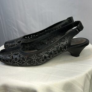 Nurture Black Size 61/2 M 1 inch heel Shoes Stretch Straps